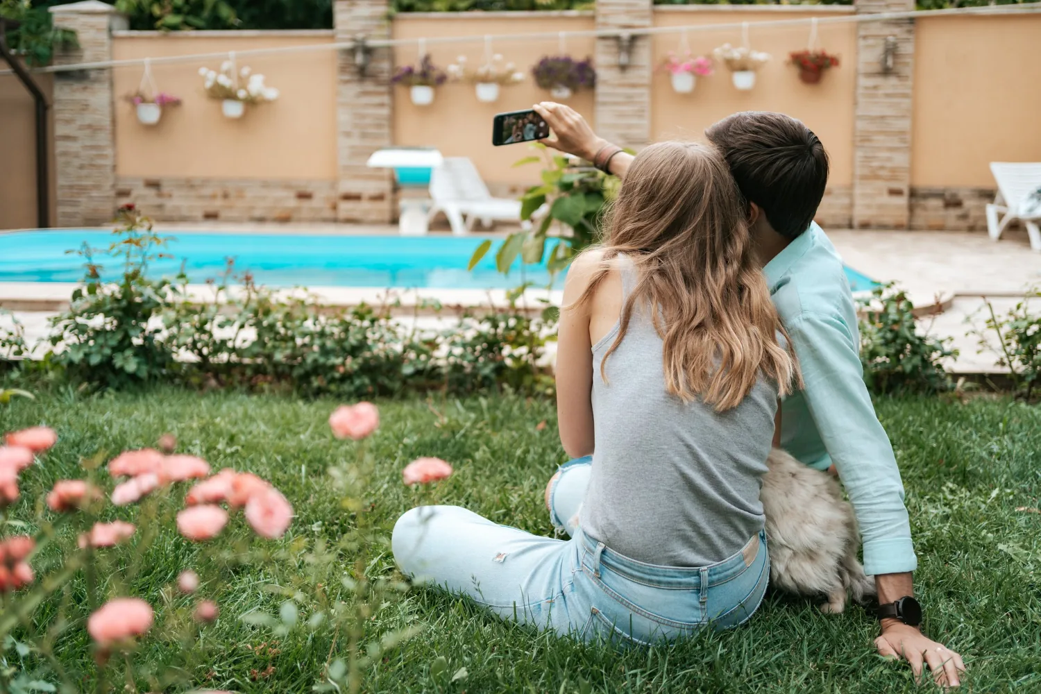 Gartenplanung rund ums Haus: Welche Elemente schaffen Struktur und Privatsphäre?