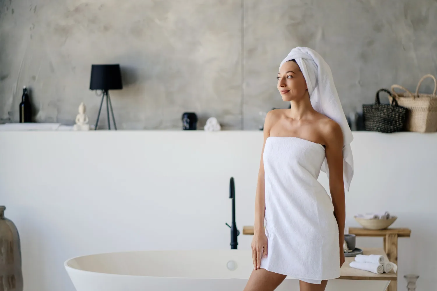Badezimmer als Wohnraum: Materialien, Licht und Stauraum im Vergleich