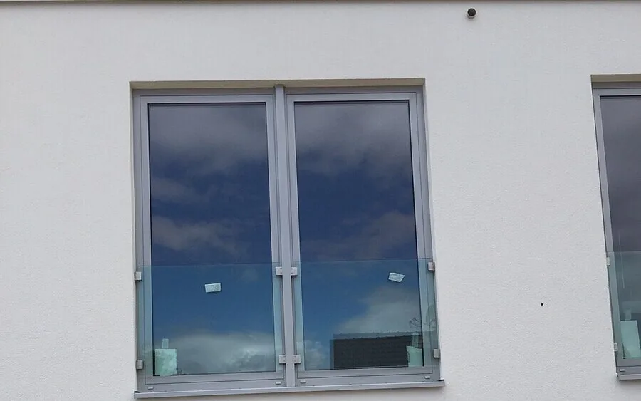 Absturzsicherung für Fenster: Maßnahmen zur Gewährleistung von Sicherheit und Schutz