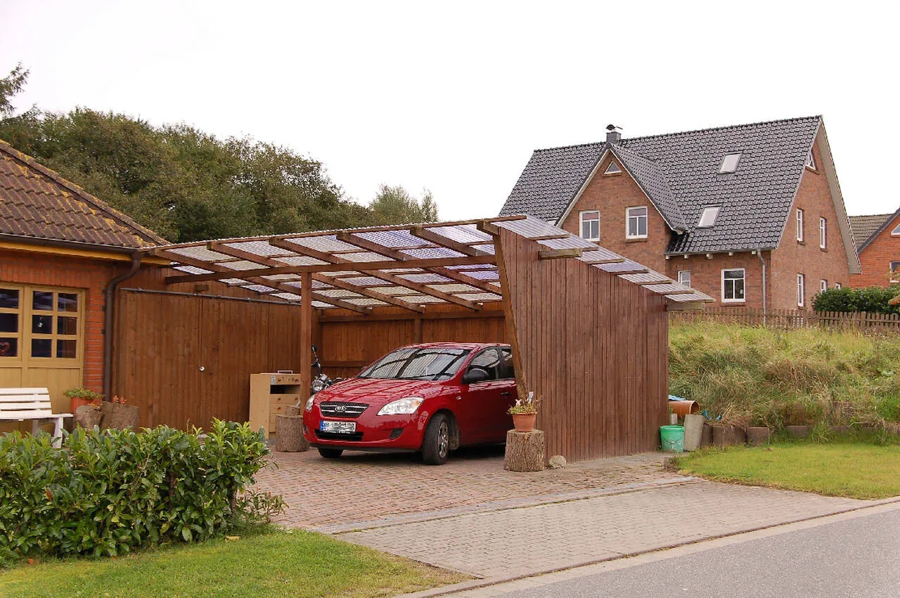 Günstige Carport-Verkleidungen: Holz, Blech oder Kunststoff?