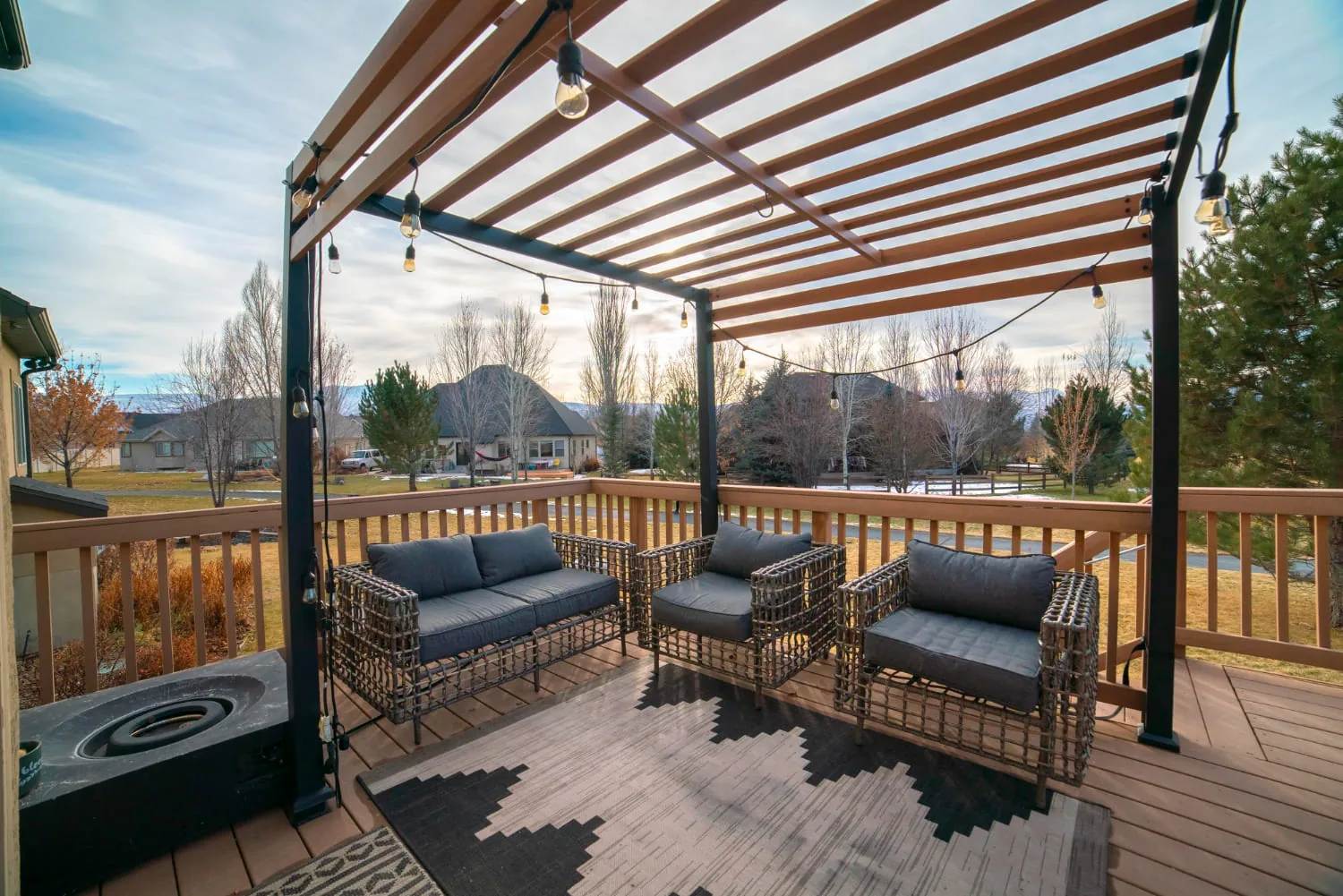 Moderne Eleganz im Garten: Die Vorteile einer Pergola