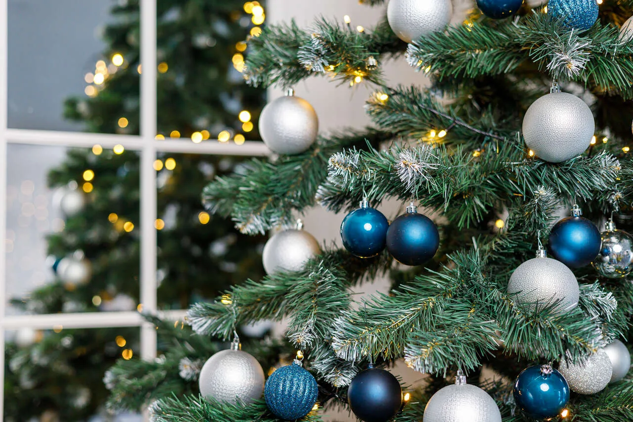 Ein echter oder ein künstlicher Weihnachtsbaum: Was ist die bessere Wahl?