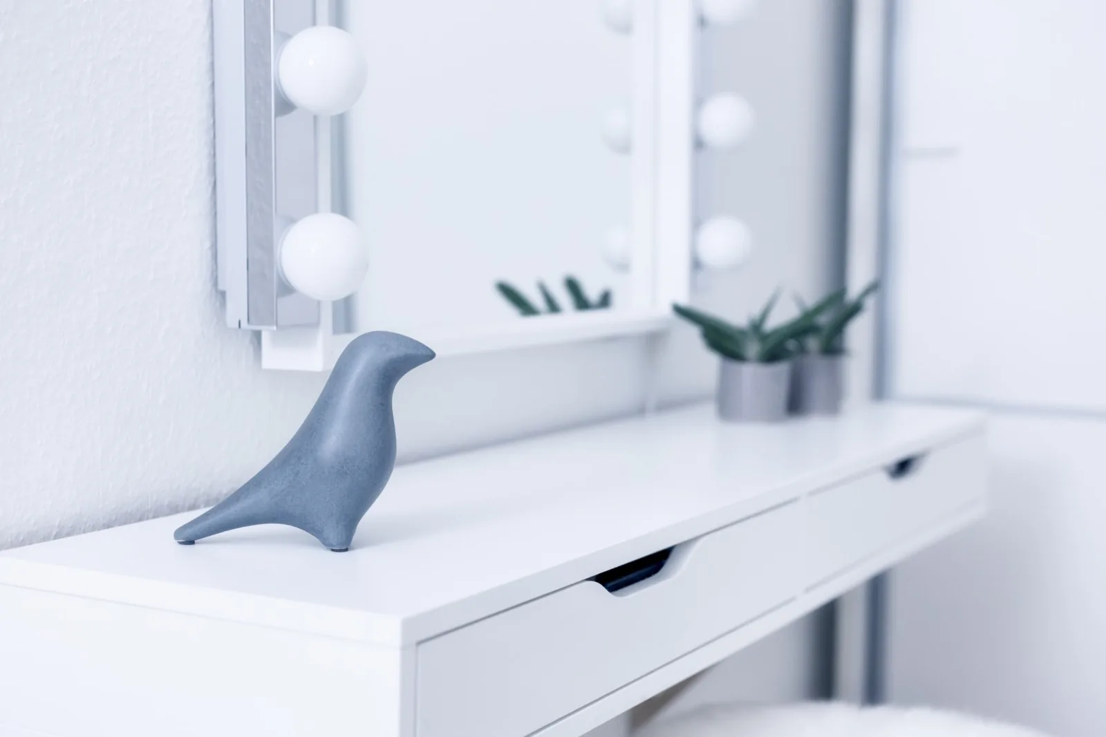 Ein eleganter Schminktisch als Beauty-Oase – warum stilvolle Konsolentische mit Schubladen der neue Wohntrend sind?