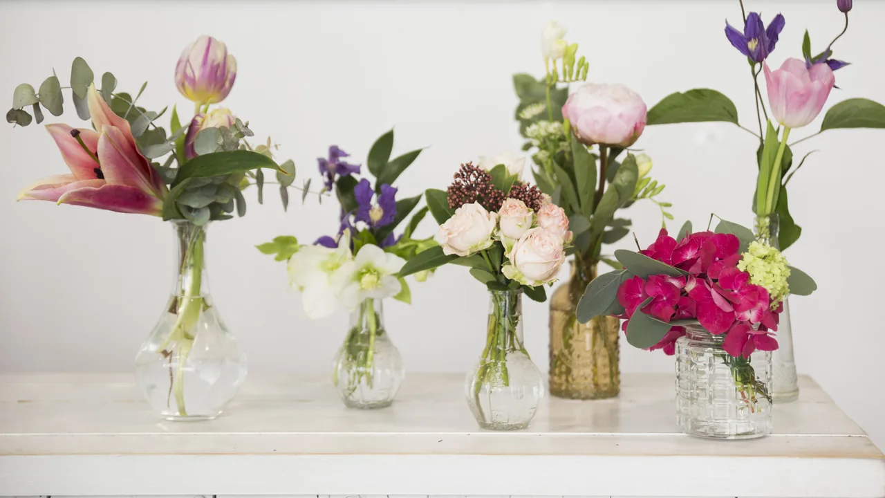 Blumen im Glas: Zauberhafte Tischdeko-Ideen für festliche Momente
