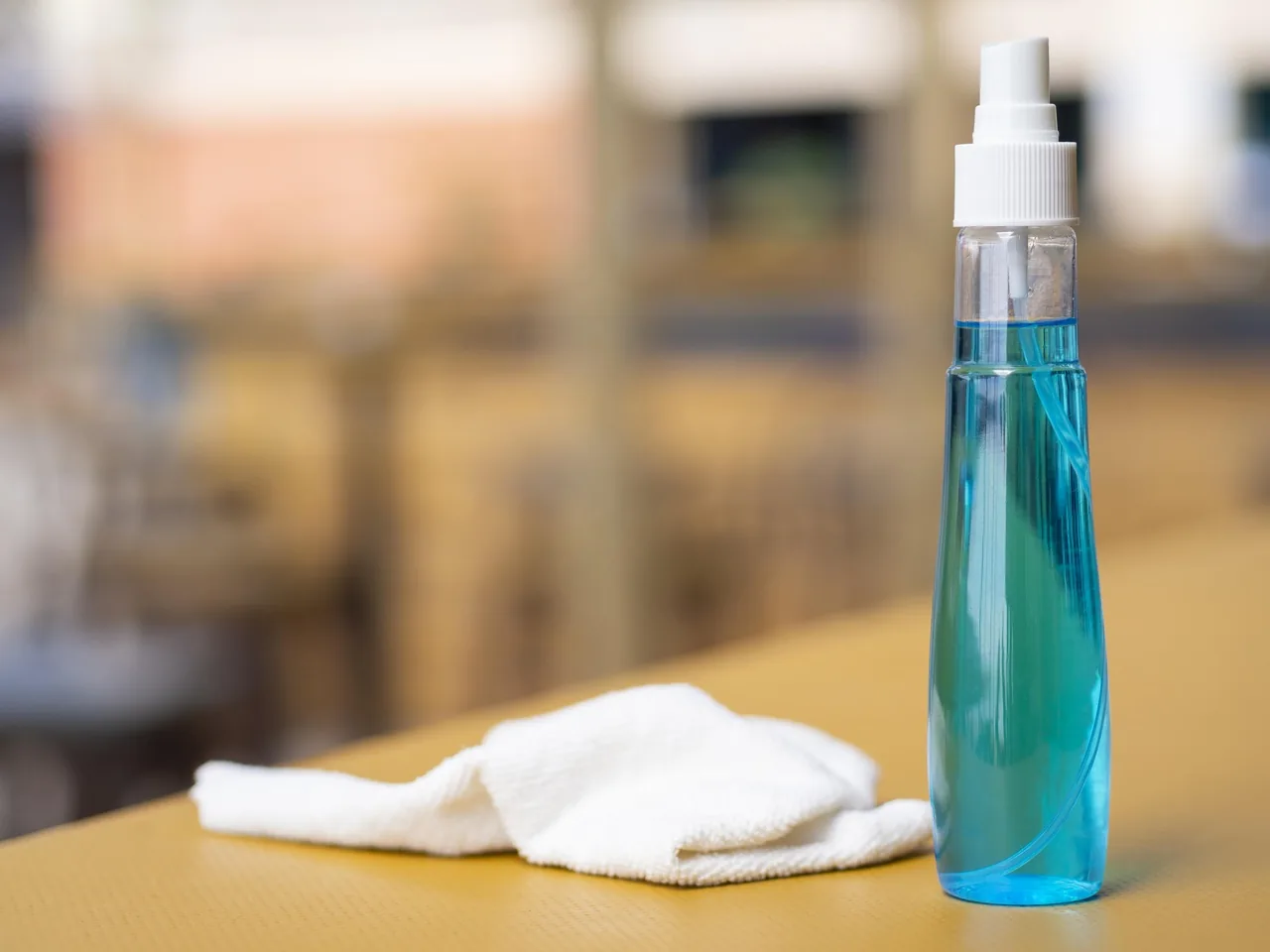 Hartnäckige Klebereste von Glas entfernen: Die besten Tipps und Tricks