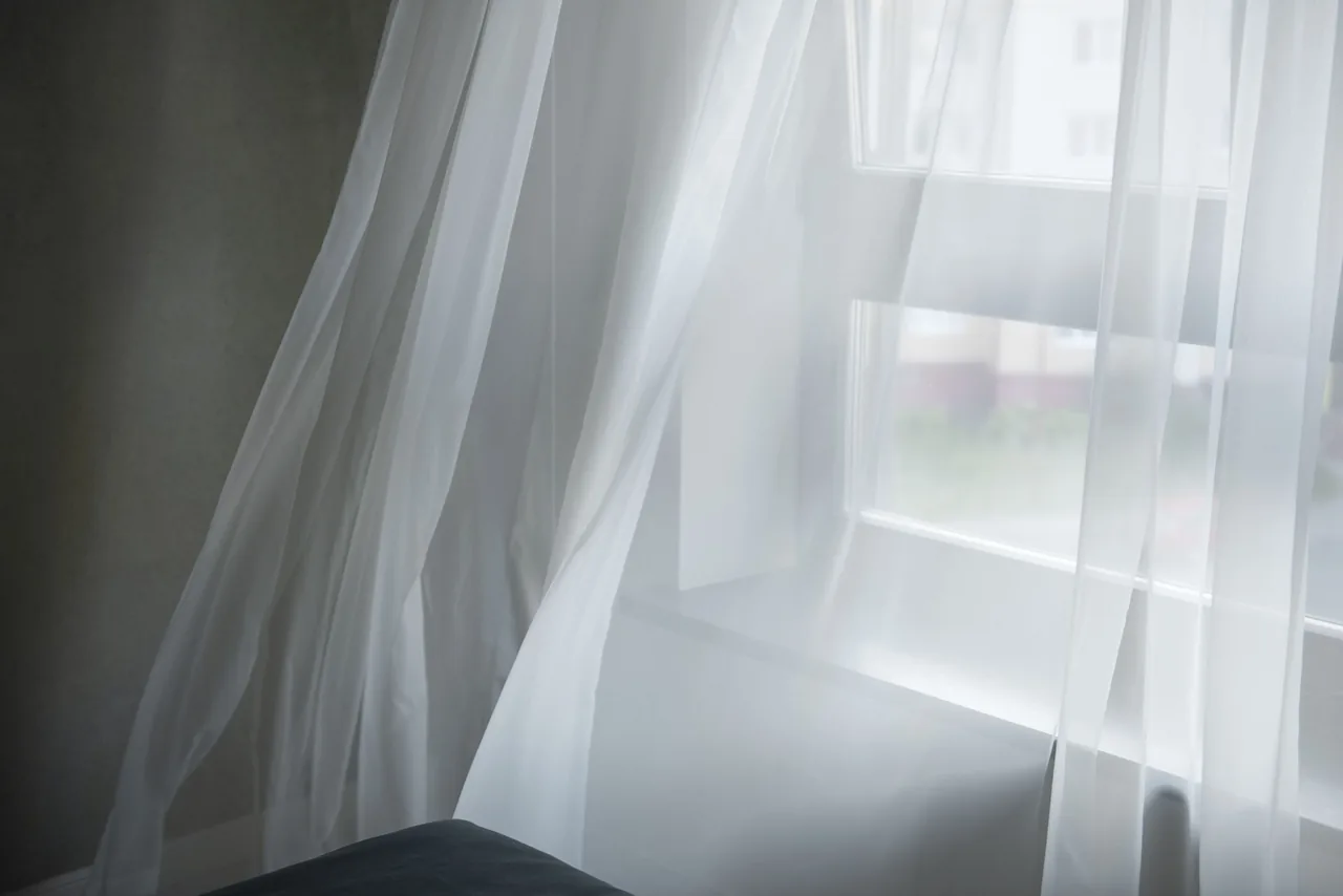 Die richtige Gardinenlänge: Sollten sie bis zur Fensterbank oder bis zum Boden reichen?