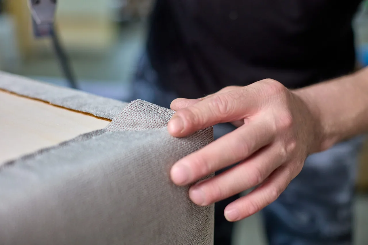 Sofa neu beziehen: Wann, warum und wie oft sollte man es tun?