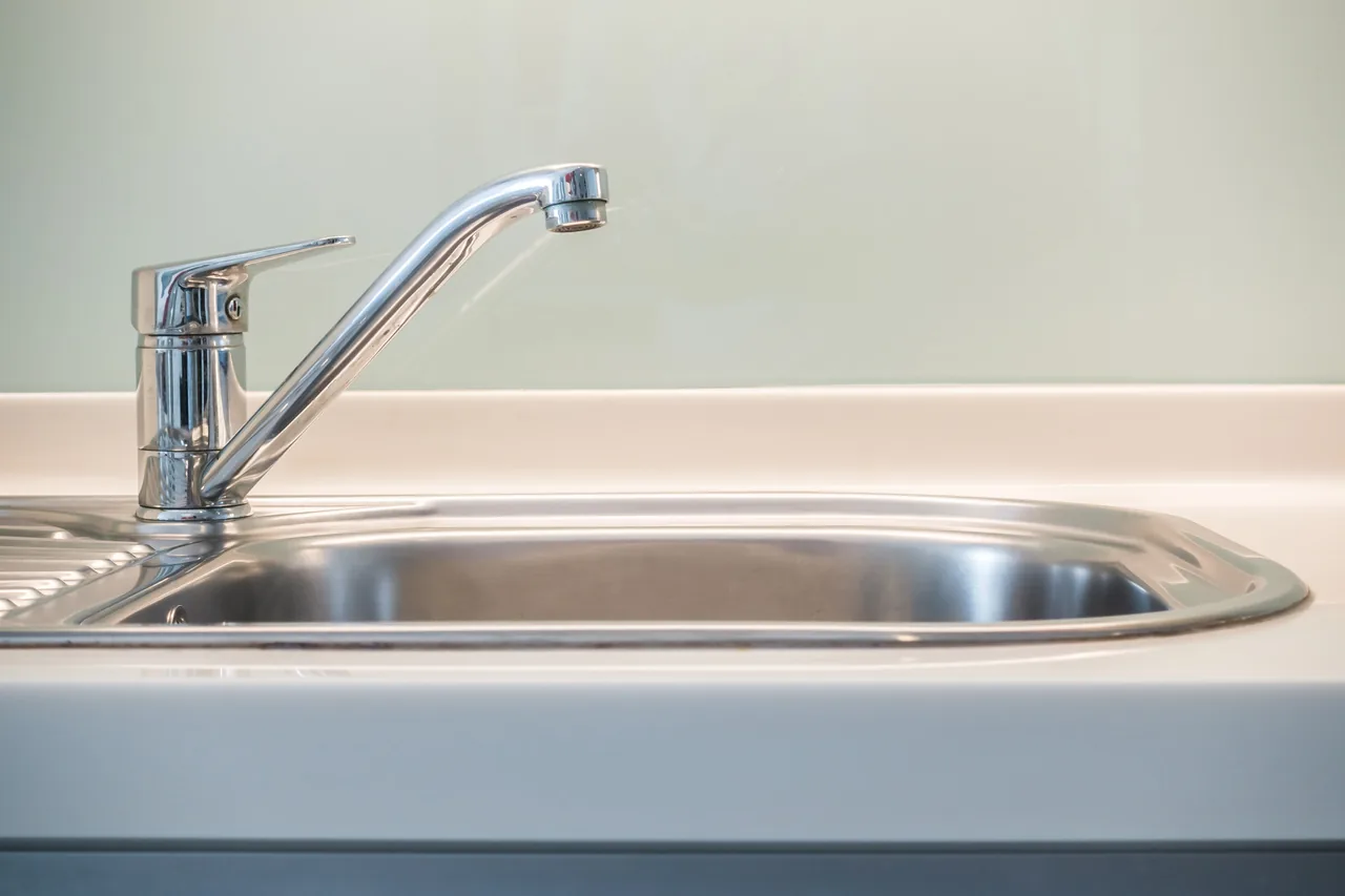 Braunes Wasser aus der Leitung: Mögliche Ursachen und Lösungen