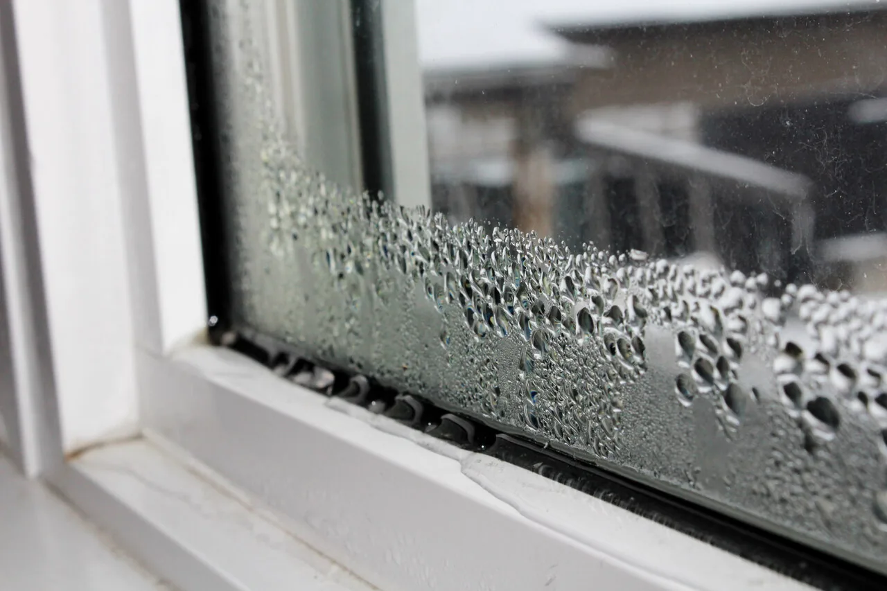 Kältebrücke am Fenster: Wie man Wärmeverluste vermeidet und Energie spart